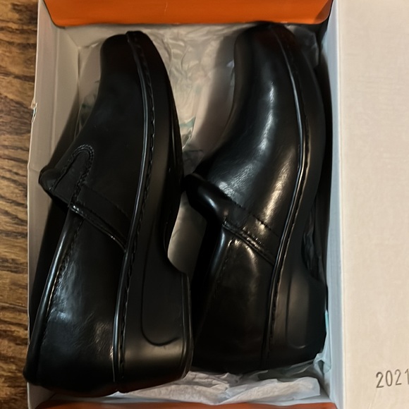 Women’s BareTraps Memory Foam shoes - Picture 3 of 5